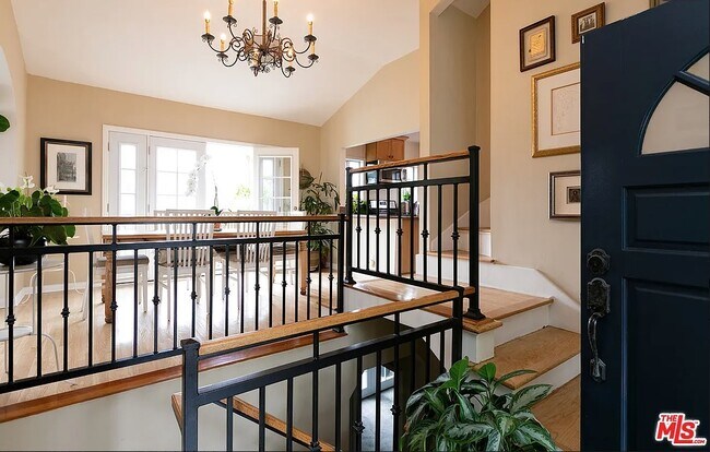 Building Photo - 2472 Hollyridge Dr
