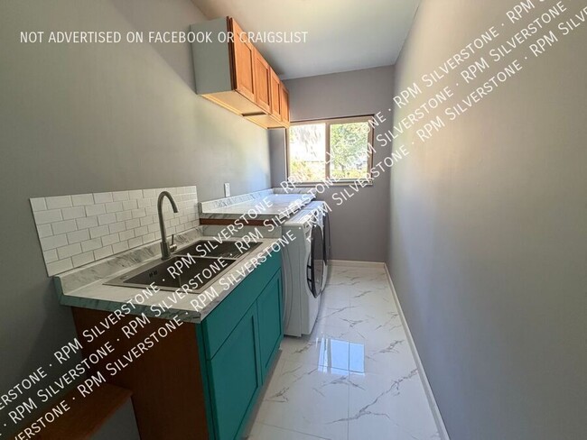 Building Photo - 869 Timberline Dr