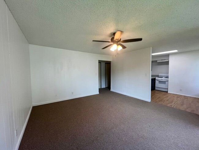 Building Photo - 2 Bedroom, 1 Bath Condo- Hilo Terrace