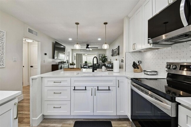 Building Photo - 9032 Mission Oaks Blvd