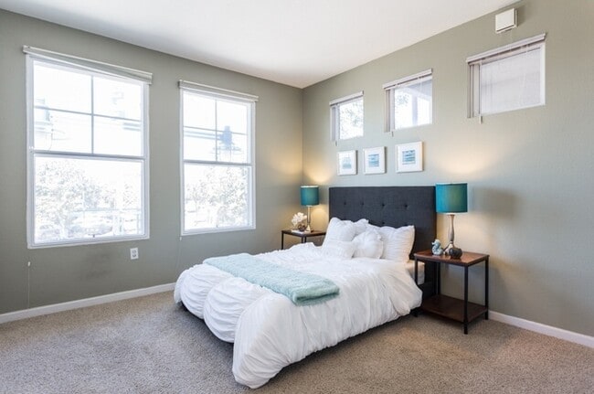 Building Photo - EPIC REA:  2BR/2B Beautiful Condo w/ 2 Parking Spaces in the Heart of Emeryville