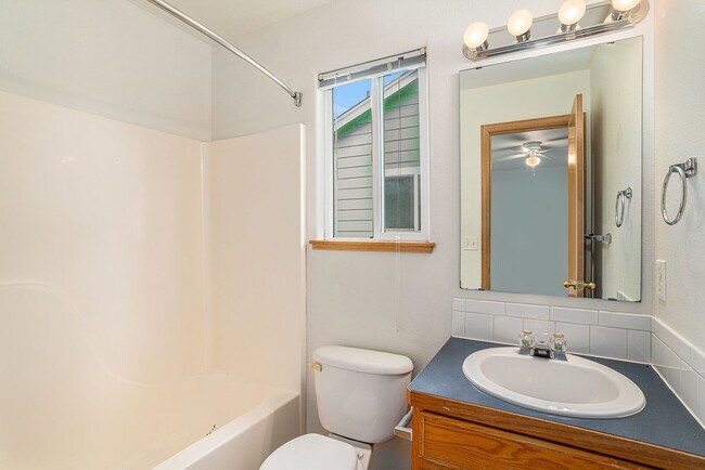 Building Photo - Recently Updated 3Bd 2bath Ranch