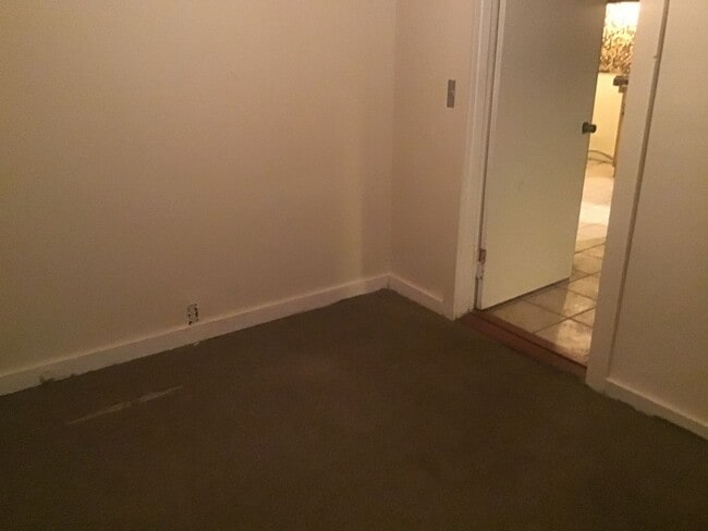 Building Photo - 4 Bedroom 1.5 bathroom Single Family Home