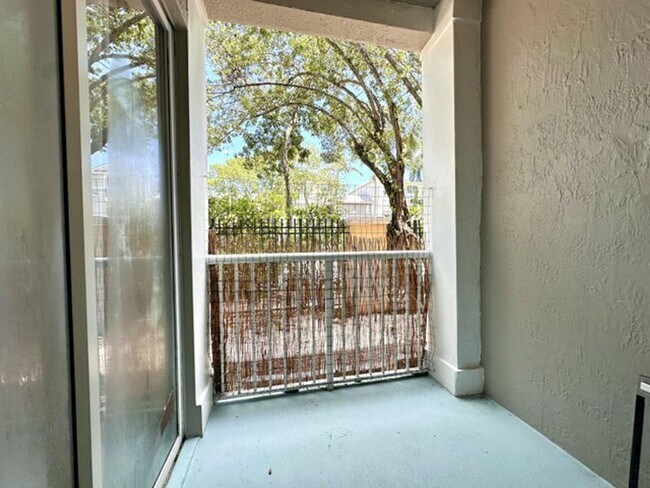 Building Photo - 1002 Shoma Dr