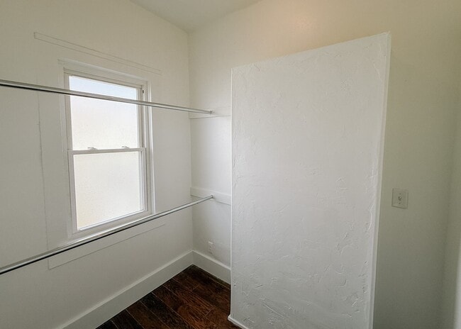 Building Photo - 1120NW
