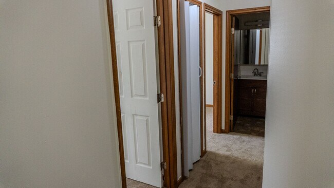 Building Photo - Updated 3-Bedroom Townhouse in Convenient ...