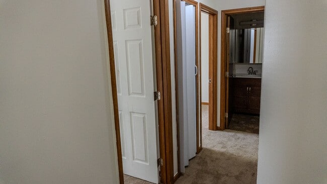 Building Photo - Updated 3-Bedroom Townhouse in Convenient Toledo Location