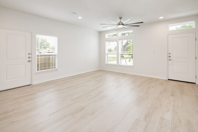 Building Photo - 2111 Crest St