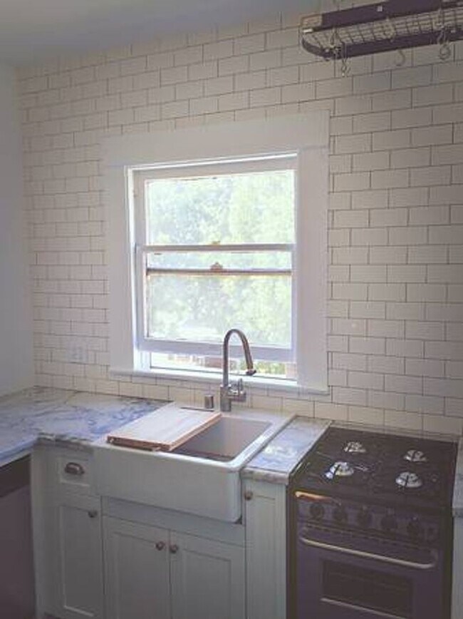 Building Photo - A Charming 2 Bed / 1 Bath with Bonus Space in Prime Echo Park Location