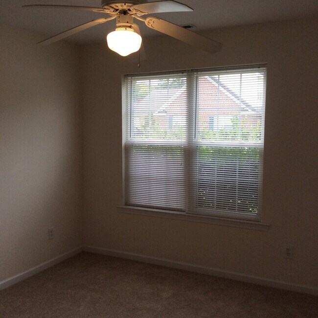 Building Photo - Updated flooring, McClelland Town homes 2BR/2Bath one level patio home, with back court yard! Clo...