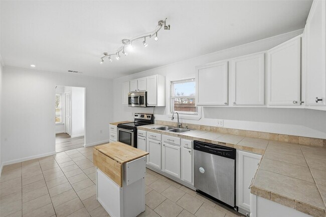 Building Photo - 418 Russell St