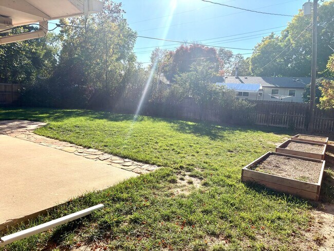 Building Photo - 3 Bedroom, 1 Bath Home with 1 car attached...