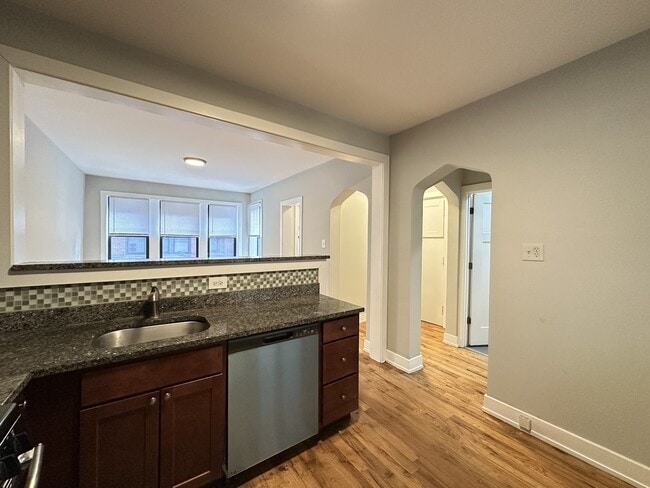 Building Photo - 4422 N Wolcott Ave