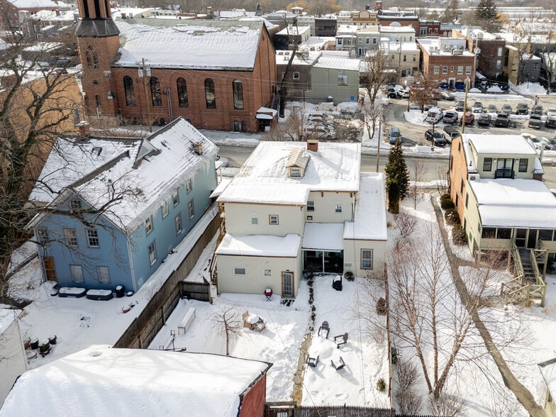 Building Photo - 552 Columbia St