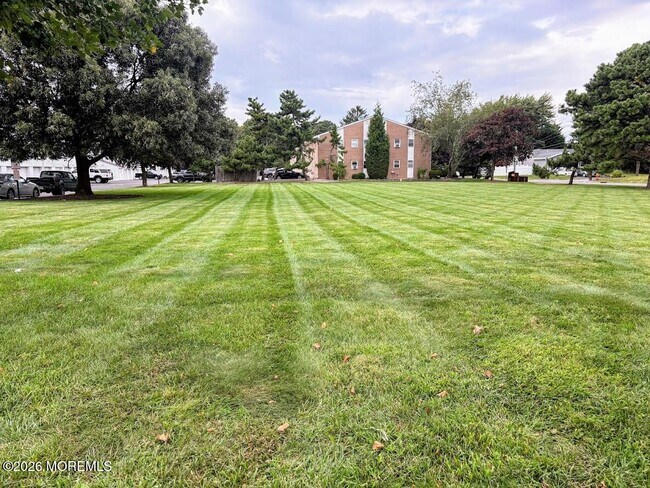 Building Photo - 601 Mistletoe Ave