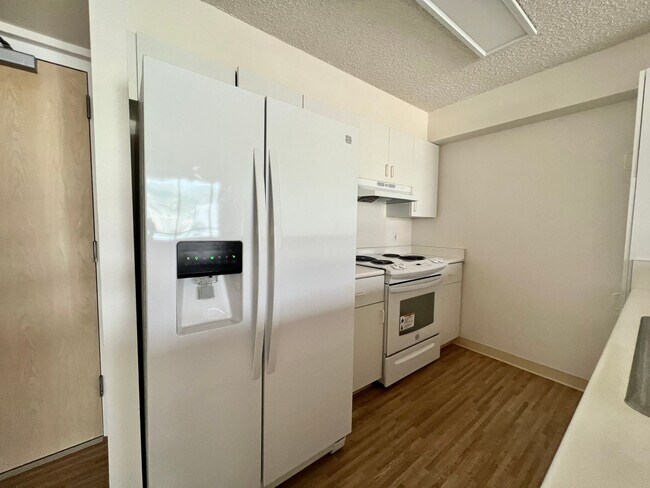 Building Photo - 1 Bedroom / 1 Bathroom Condo with Lanai + ...