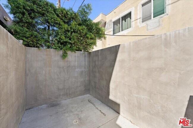 Building Photo - 556 Flores St