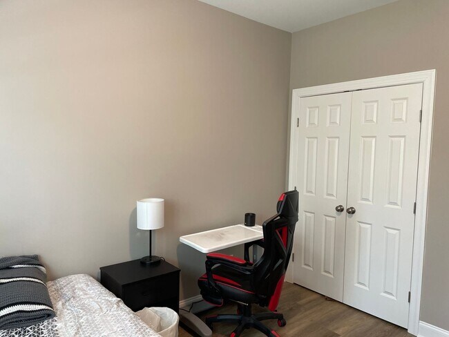 Building Photo - Avaliable October 1st 2025 Unfurnished 3 B...