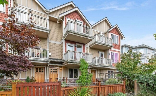 Building Photo - Energy-efficient townhome in the desirable community of Crown Hill is ready to be loved!