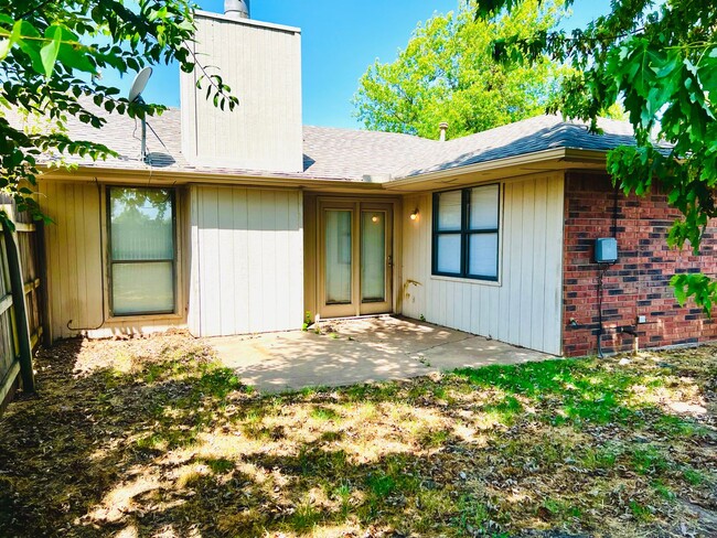 Building Photo - 2BD 1BA Duplex in NW OKC!