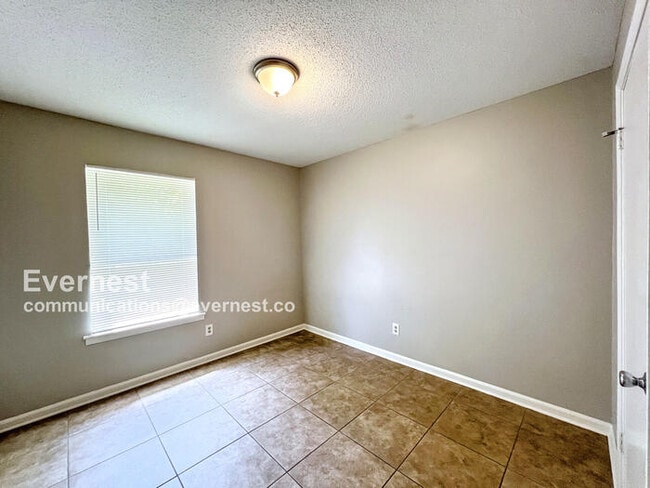 Building Photo - 922 Woodburne Pl