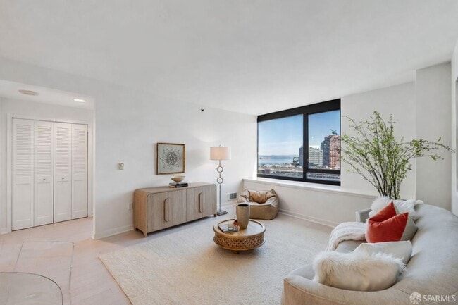 Building Photo - 260 King St