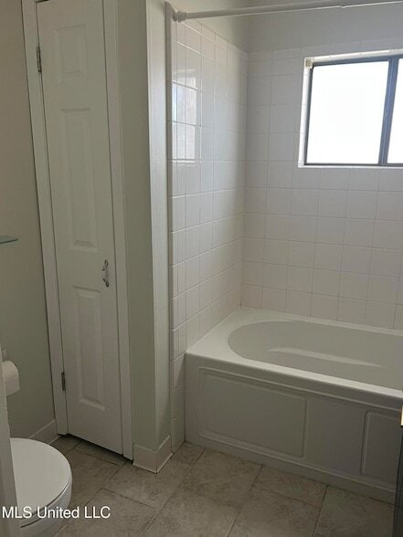 Building Photo - 285 Venetian Gardens