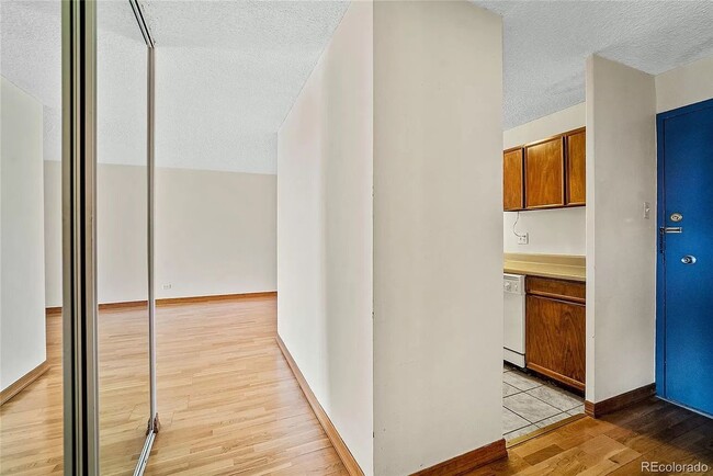 Building Photo - Beautiful One Bedroom Condo!