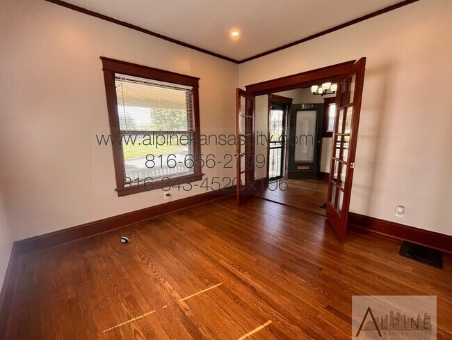 Building Photo - Cute HOUSE in Gillham Plaza, Gated Off Street Parking!