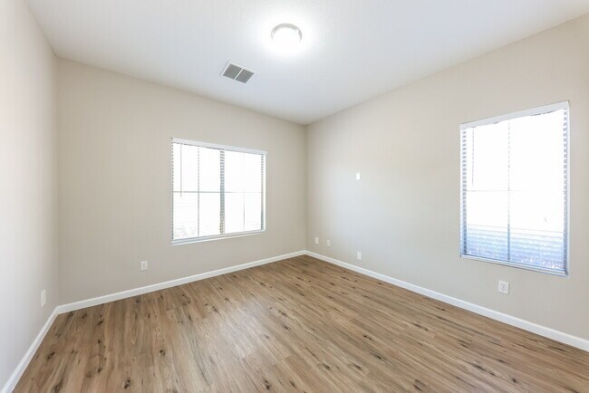 Building Photo - 3556 W Warren Ln