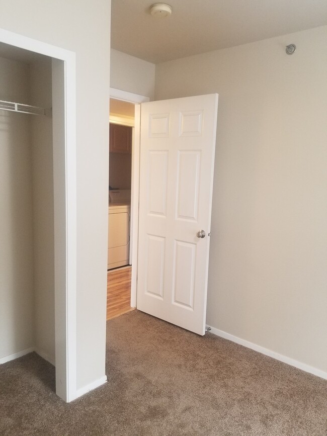 Building Photo - Great Condo near U of U! Washer/Dryer incl...