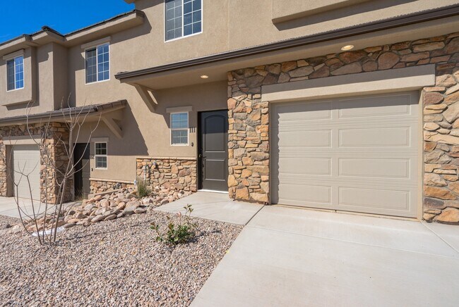 Building Photo - Comfortable Townhome Living with Pool Access