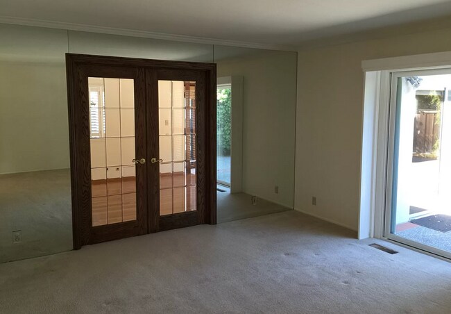 Building Photo - 823 Helena Dr