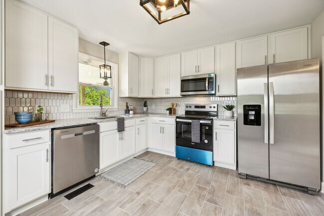 Building Photo - Sango Beauty With Finished Basement!