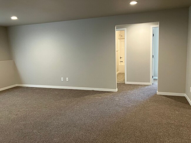 Building Photo - 4 Bed 3 Bath Single Family Home