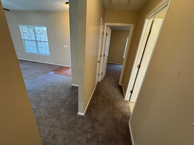 Building Photo - Beautiful 3 bedroom 2 Bathroom Home locate...