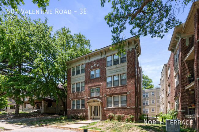 Building Photo - Charming 2-Bedroom in a Historic 6-Plex – ...