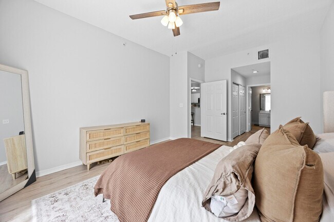 Building Photo - 1203 Town Center Dr