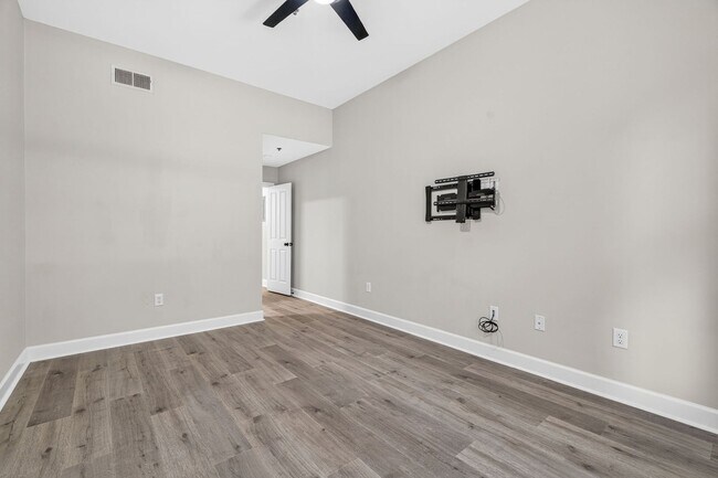 Building Photo - Modern Comfort in the Heart of Johns Island