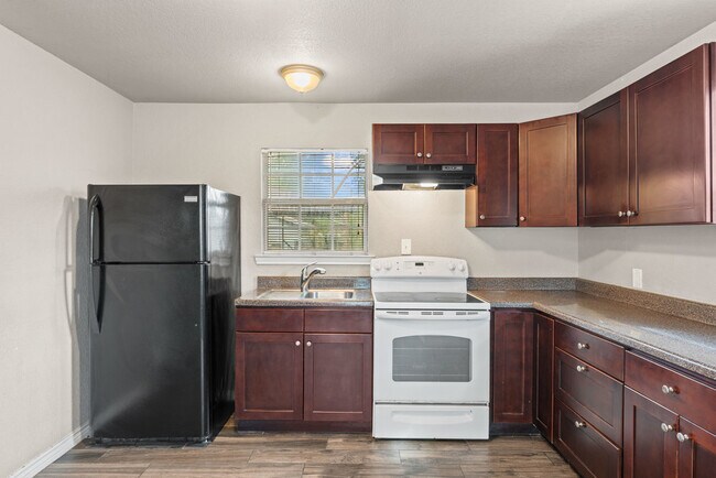 Building Photo - 315 Pool Dr