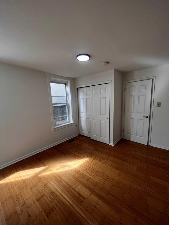 Building Photo - Beautiful bi-level apartment located at 84...