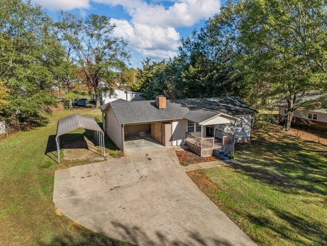 Building Photo - 2-Bedroom Furnished Home with Large Lot in...
