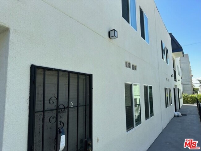 Building Photo - 4832 Rosewood Ave