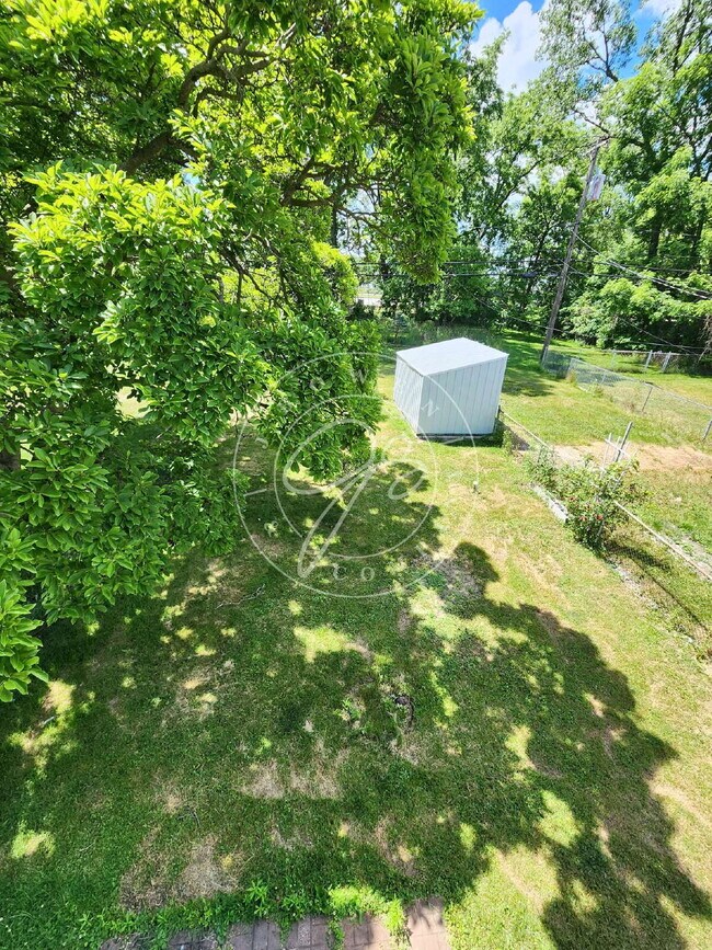Building Photo - 823 Custer Dr