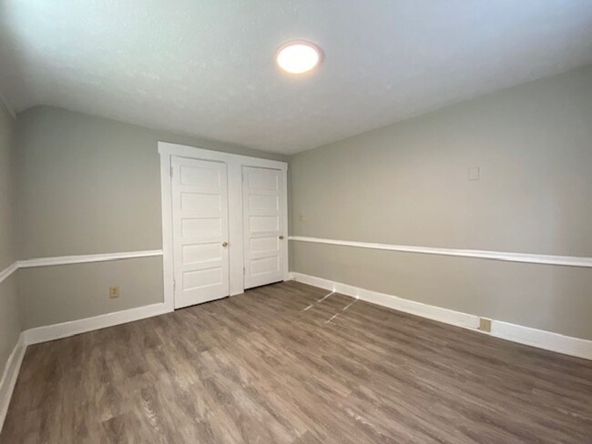 Building Photo - Welcome to your new home in Springfield! T...