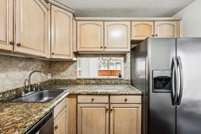 Building Photo - 12012 Greenway Cir S
