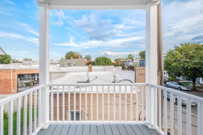 Building Photo - Classic Fan Rowhome for Lease