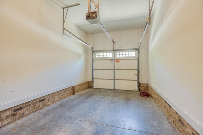 Building Photo - 3 Bedroom, 3 Bathroom Winston Salem Townhome