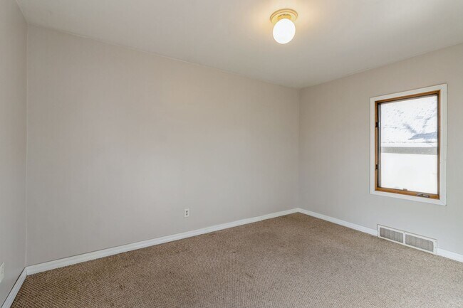 Building Photo - CLOSE TO BEAVERDALE!! 2 Bed, 1 Bath Home in Des Moines