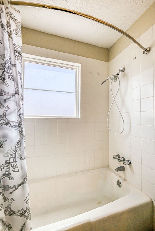 Building Photo - Beautiful 2 bed - 1 baths apartment  part ...